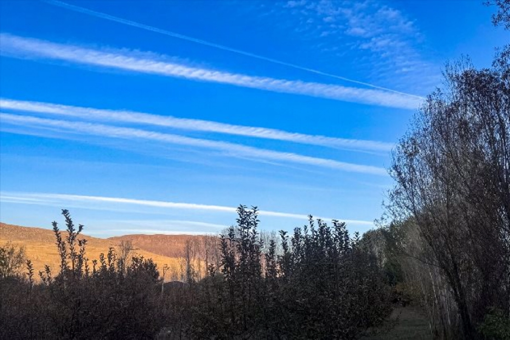 Van semalarındaki uçak izleri gökyüzünü süsledi