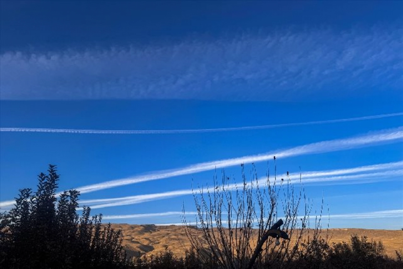 Van semalarındaki uçak izleri gökyüzünü süsledi