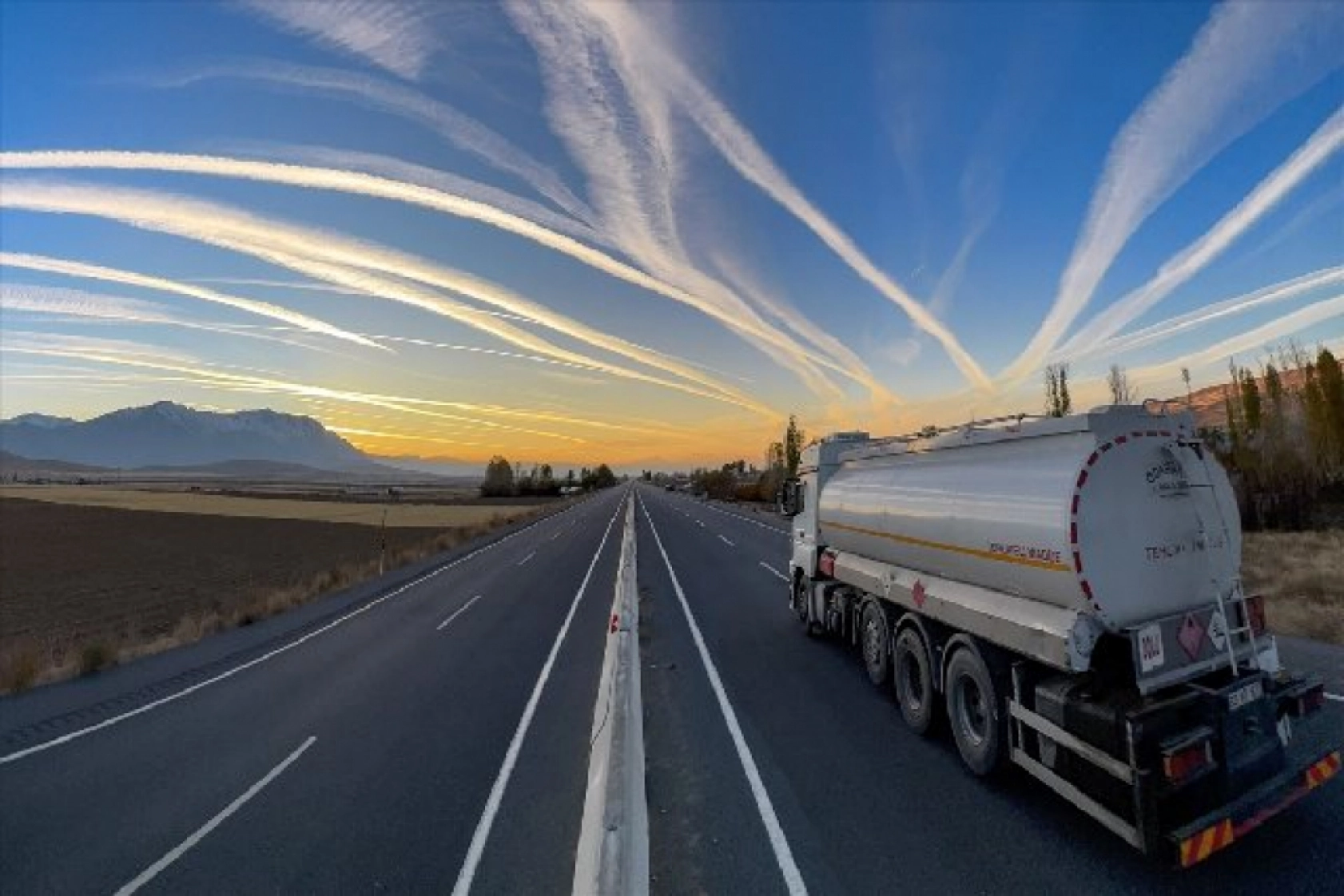 Van semalarındaki uçak izleri gökyüzünü süsledi