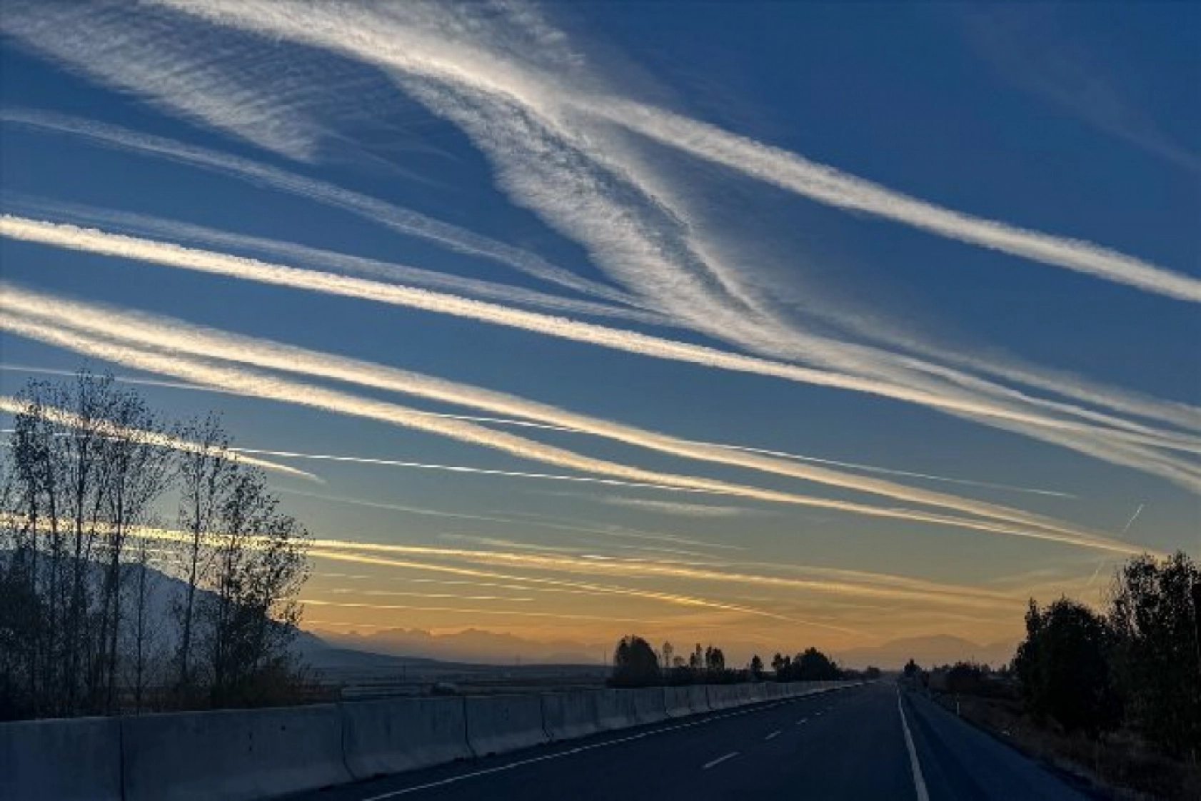 Van semalarındaki uçak izleri gökyüzünü süsledi