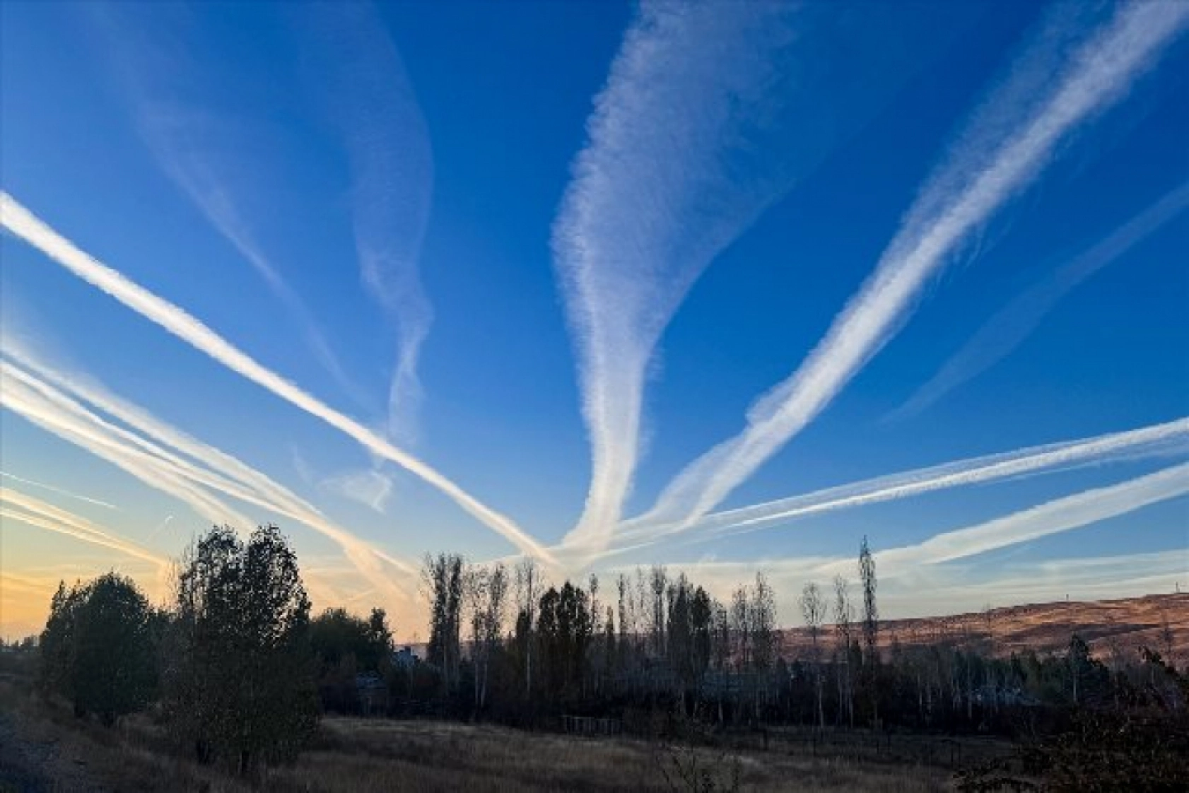 Van semalarındaki uçak izleri gökyüzünü süsledi