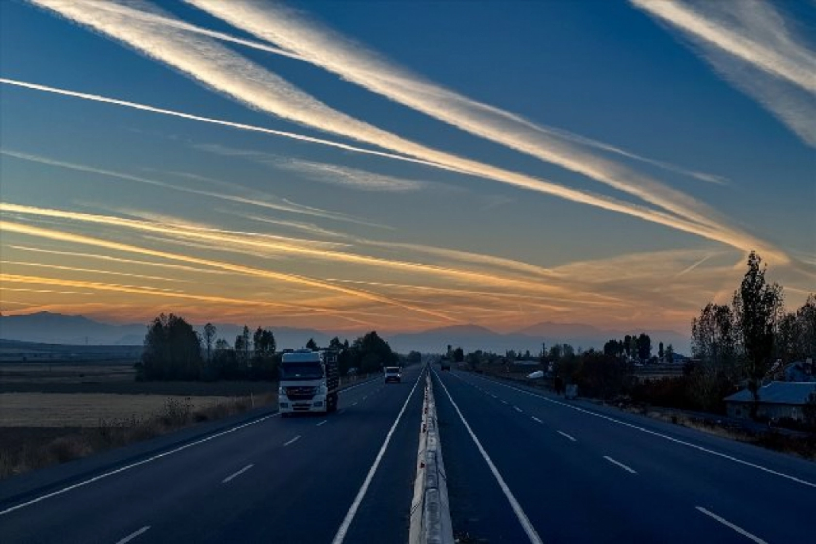 Van semalarındaki uçak izleri gökyüzünü süsledi