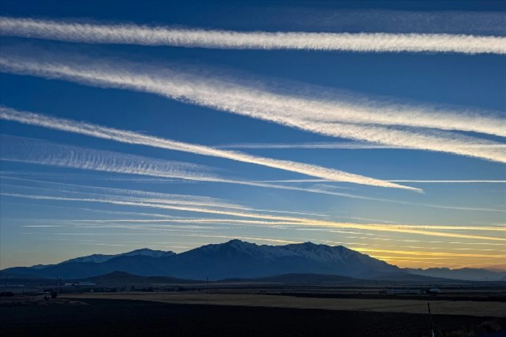 Van semalarındaki uçak izleri gökyüzünü süsledi