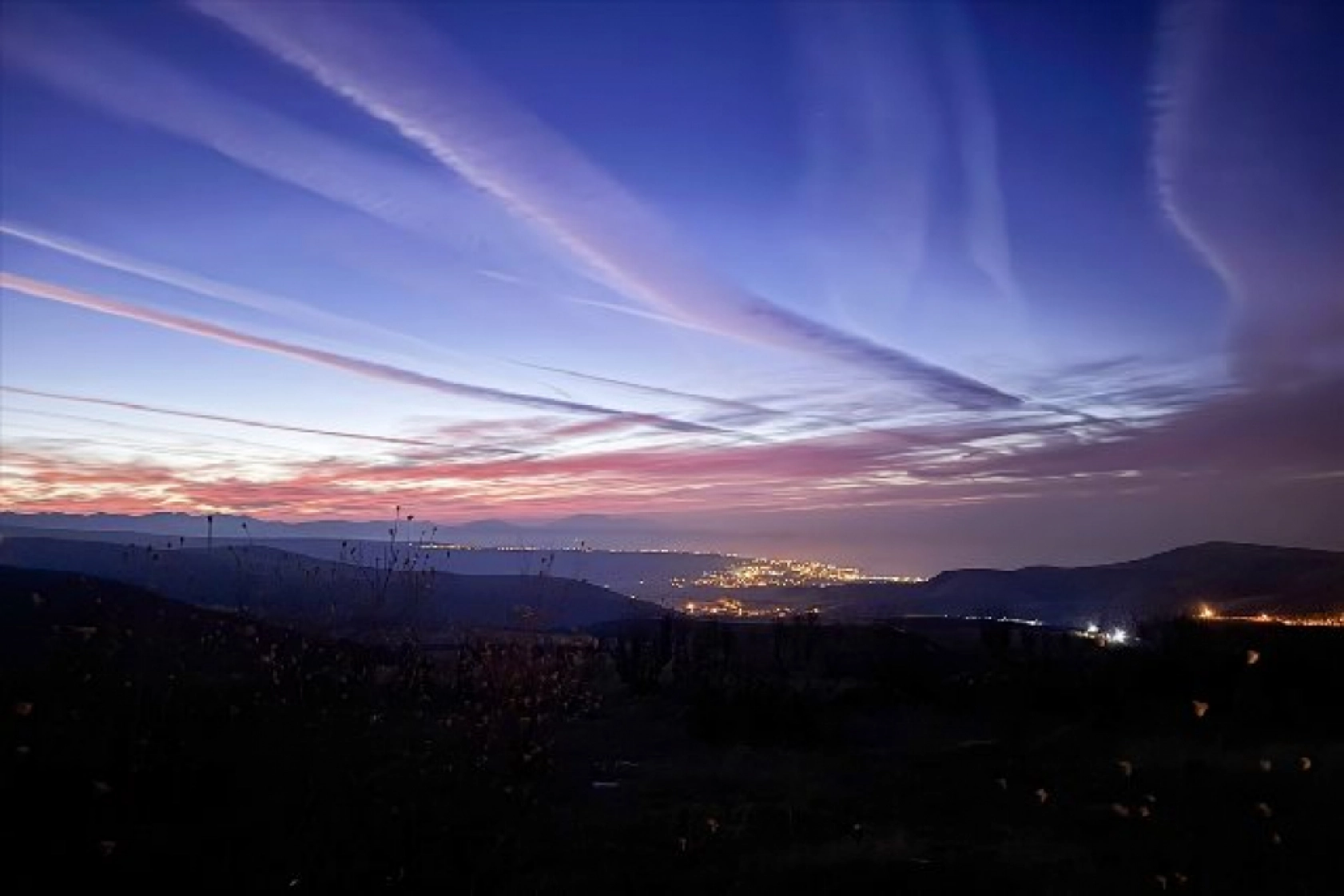 Van semalarındaki uçak izleri gökyüzünü süsledi