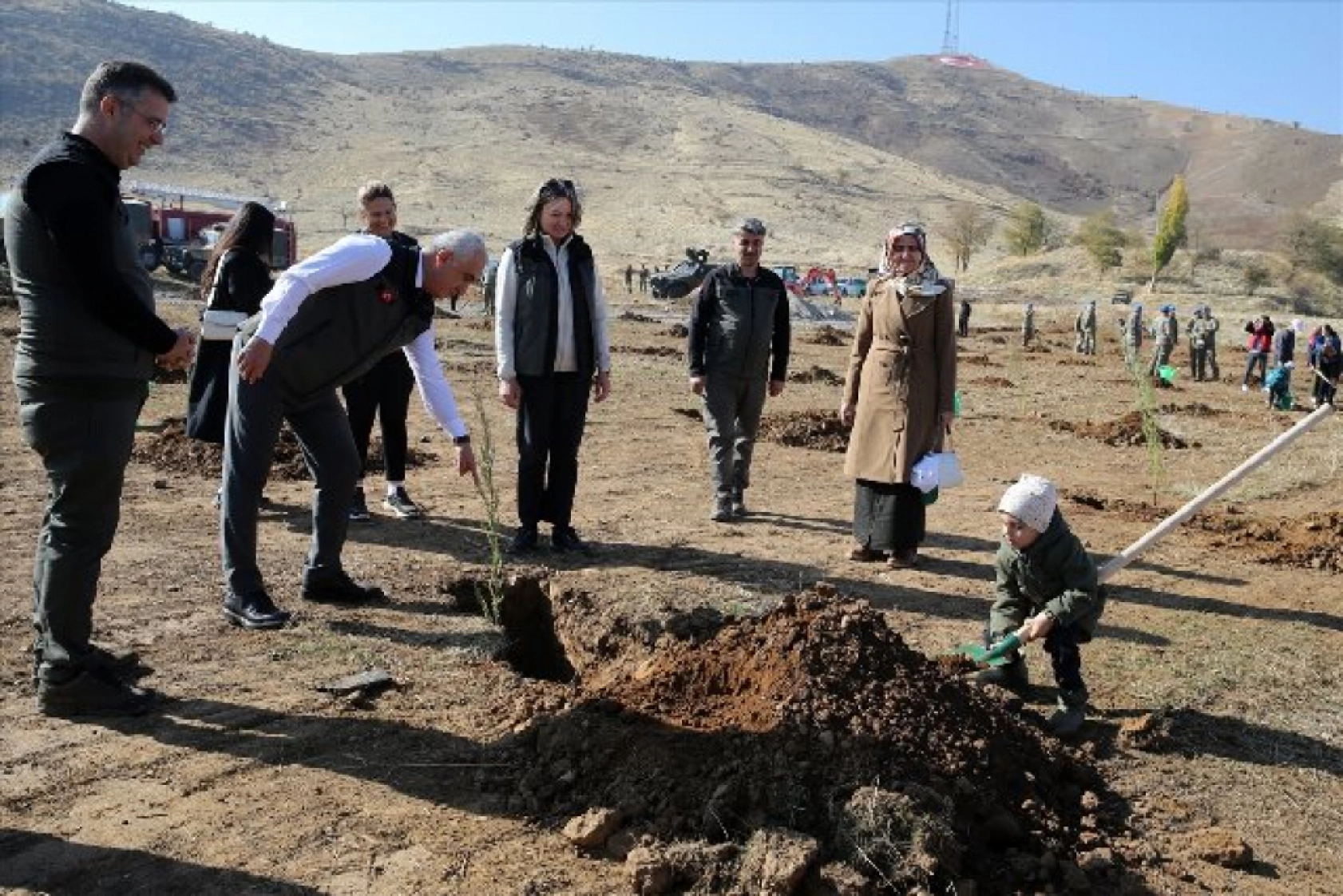 Muş'ta 11 bin fidan toprakla buluşturuldu