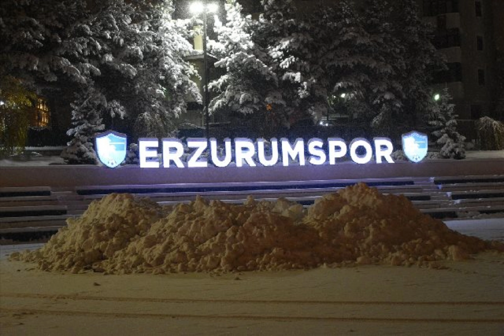 Erzurum'da kar yağışı etkisini sürdürüyor
