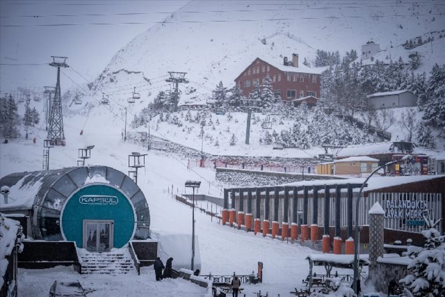 Kayak sezonunun başladığı Palandöken'de kış turizmi hareketlendi