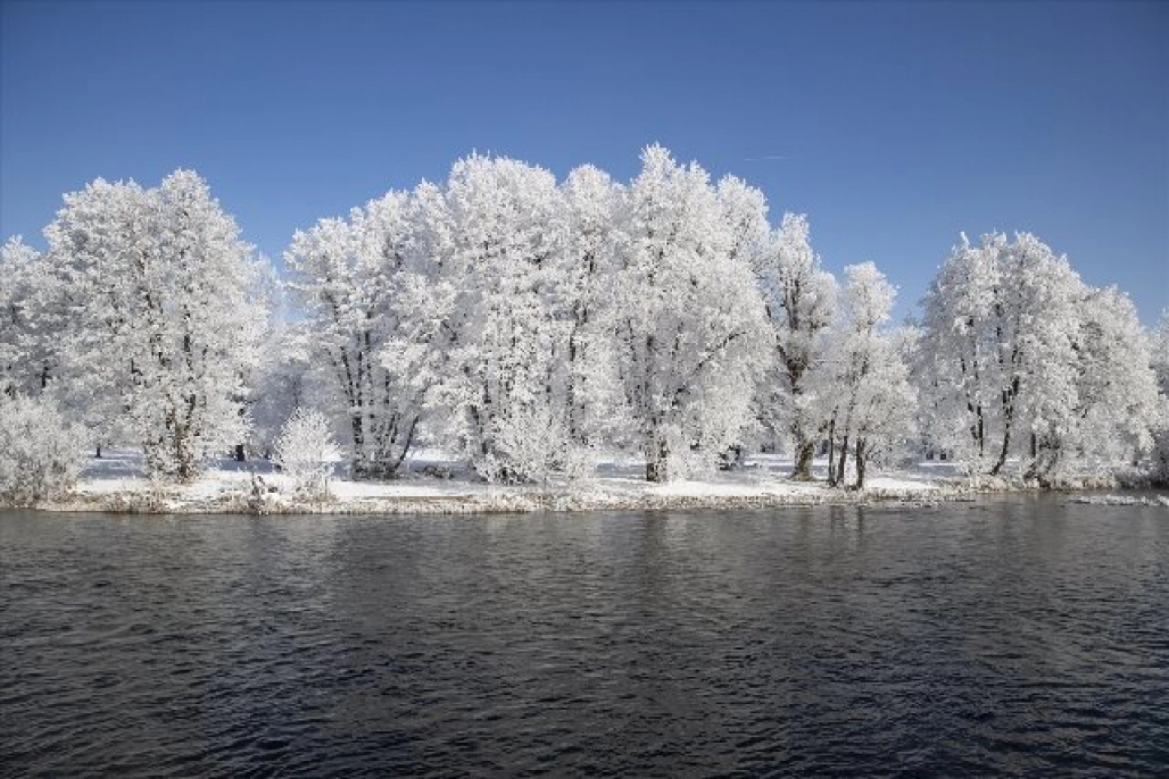 Kırağı tutan ağaçlar karla kaplı Munzur Vadisi Milli Parkı'na güzellik kattı