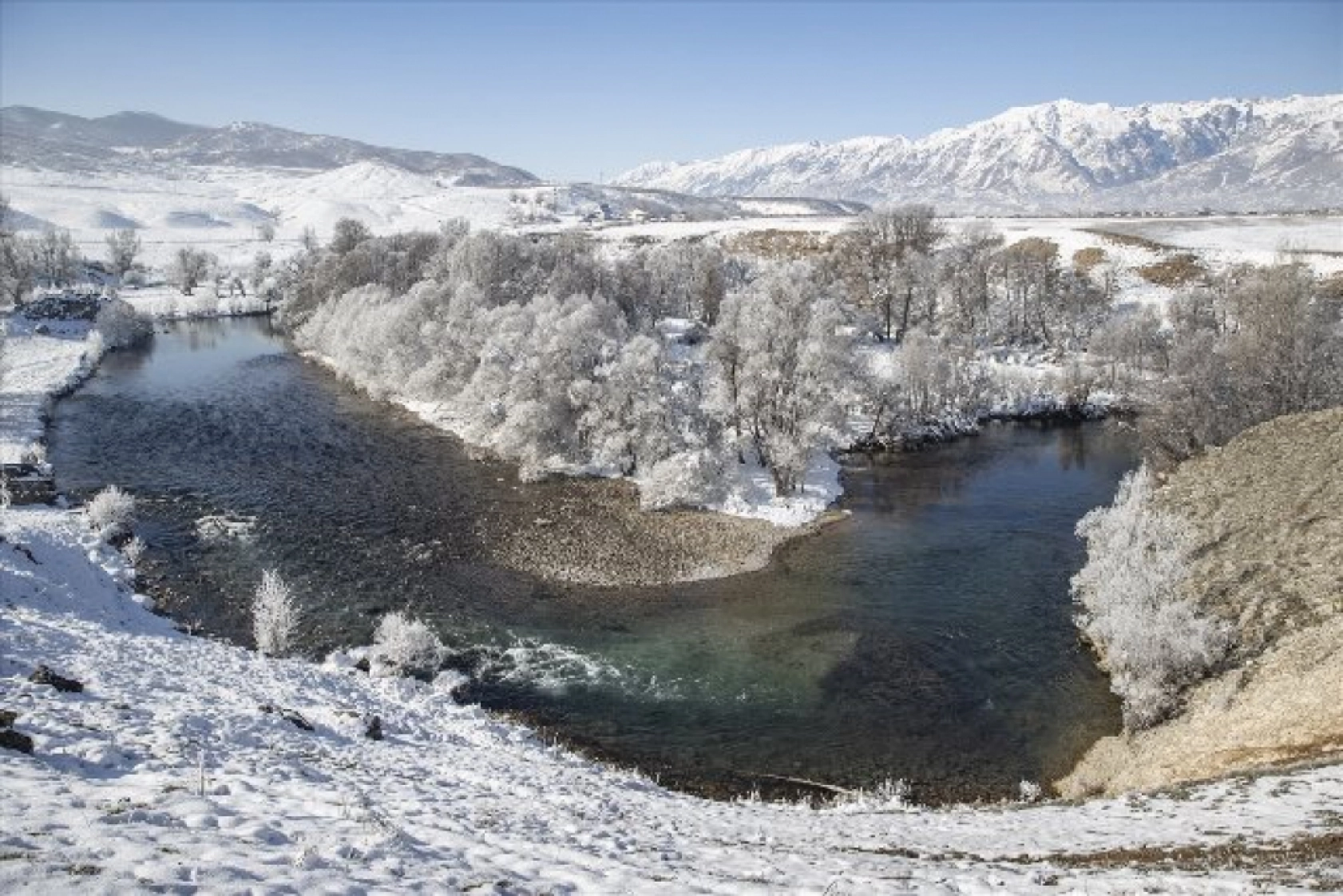 Kırağı tutan ağaçlar karla kaplı Munzur Vadisi Milli Parkı'na güzellik kattı