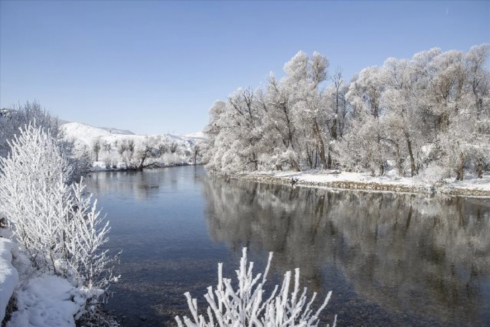 Kırağı tutan ağaçlar karla kaplı Munzur Vadisi Milli Parkı'na güzellik kattı