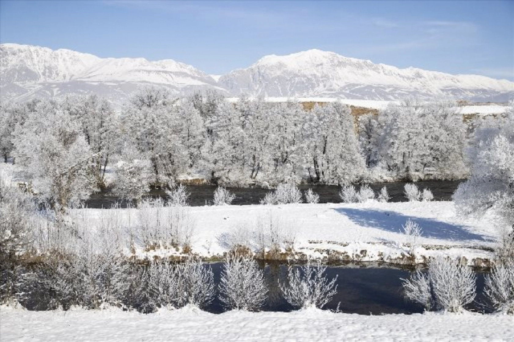 Kırağı tutan ağaçlar karla kaplı Munzur Vadisi Milli Parkı'na güzellik kattı