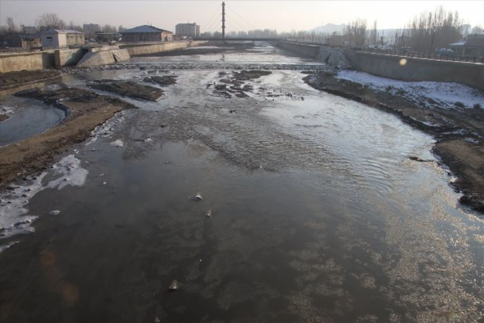 Doğu Anadolu'da göletler dondu, ev, iş yeri ve araçların camları buz tuttu