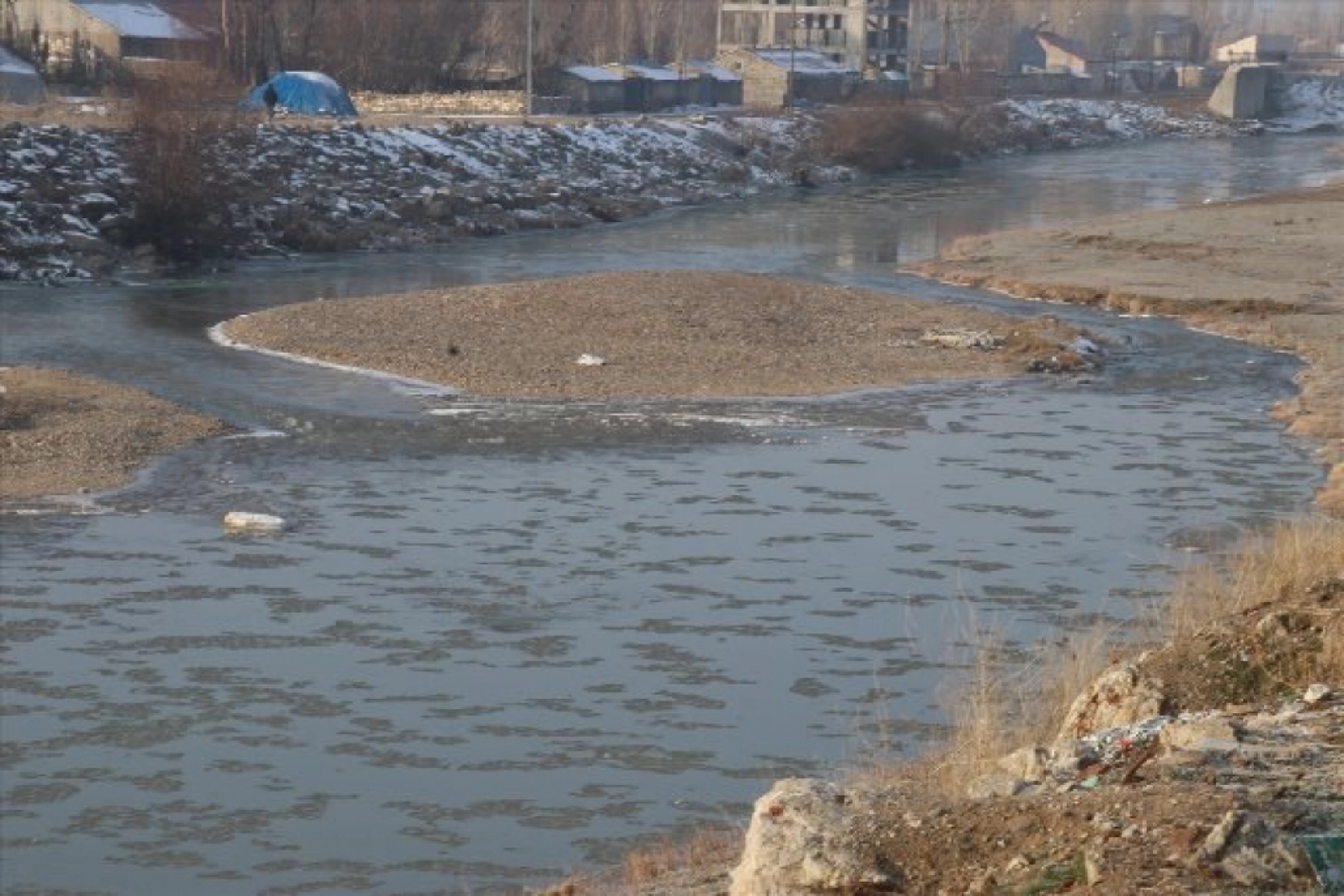 Doğu Anadolu'da göletler dondu, ev, iş yeri ve araçların camları buz tuttu
