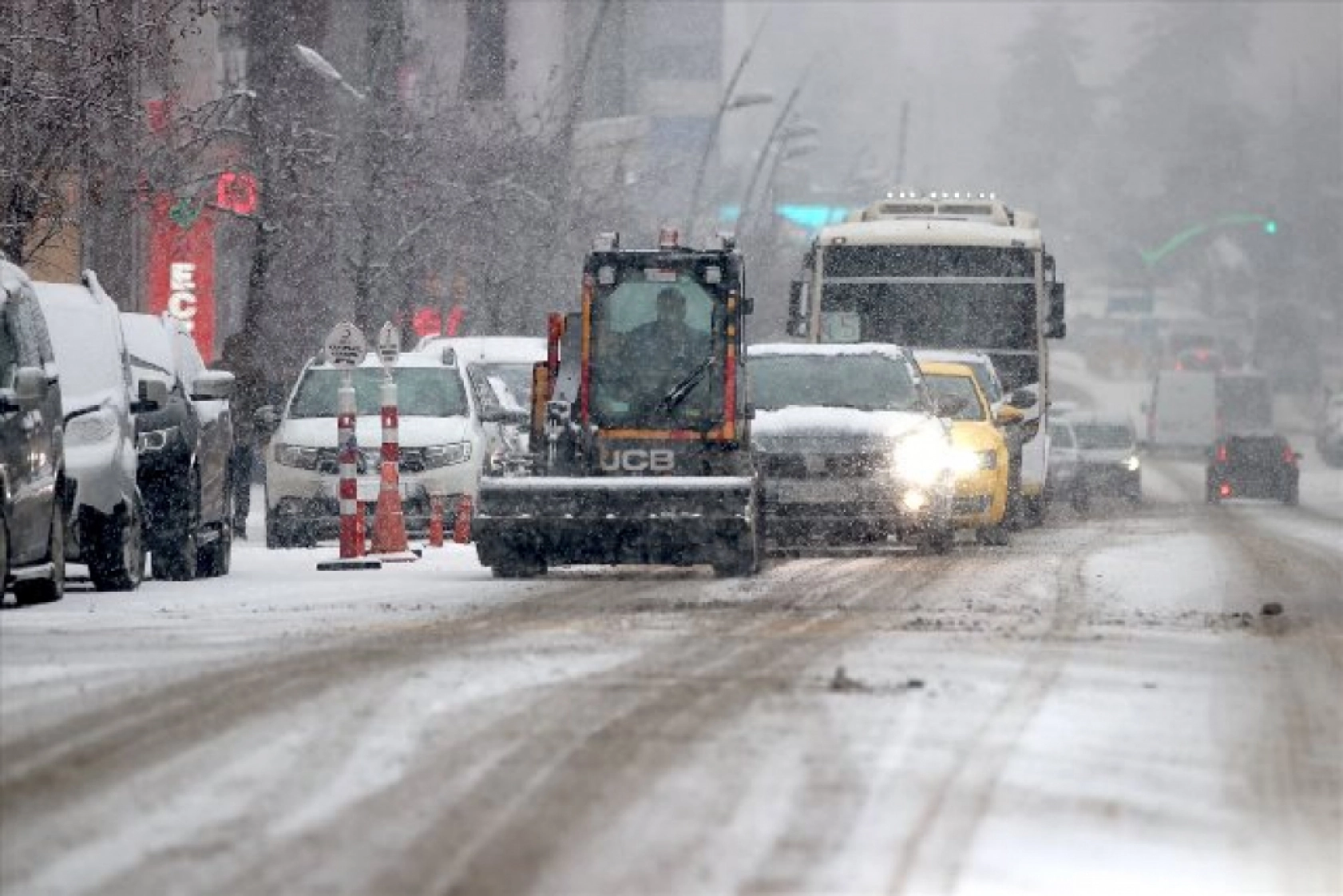Erzurum'da kar yağışı etkili oluyor