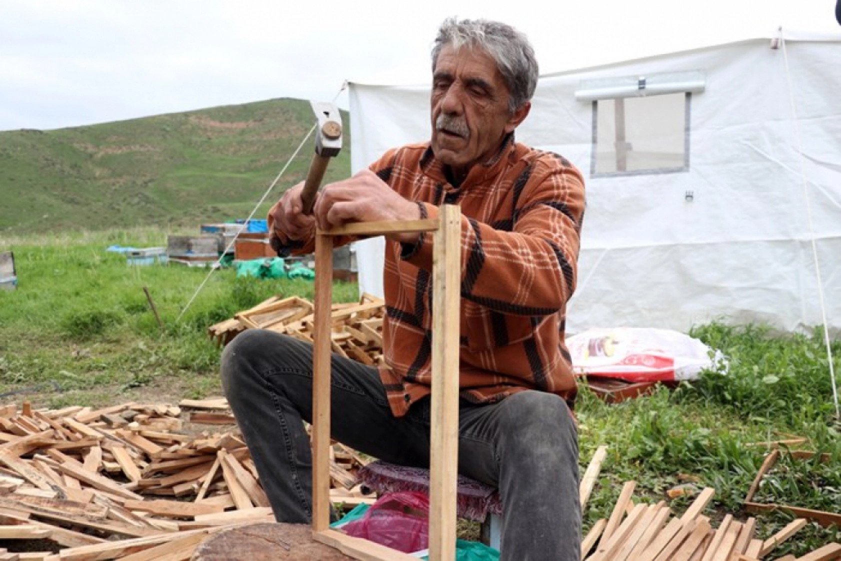 Üç kardeş Ağrı'nın dağlarında omuz omuza bal üretiyor