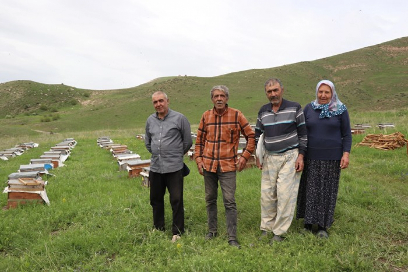 Üç kardeş Ağrı'nın dağlarında omuz omuza bal üretiyor