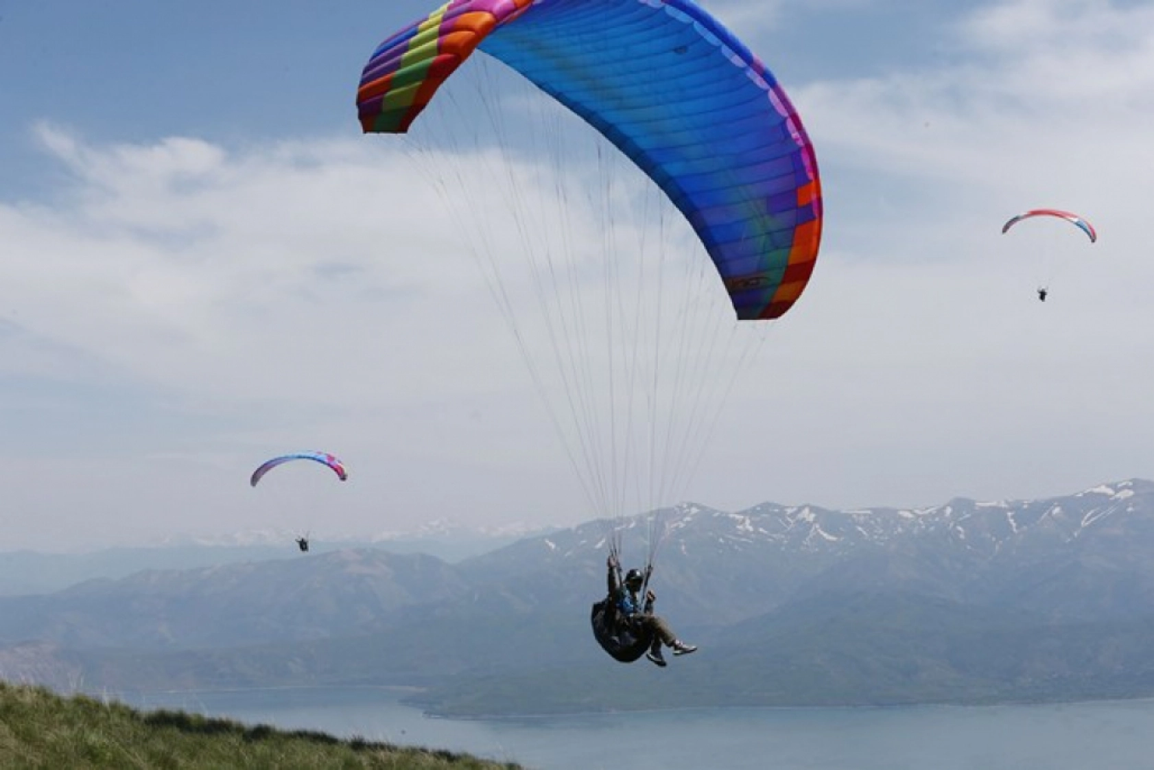 Bitlis'teki Nemrut Dağı, yamaç paraşütü tutkunlarının gözdesi oldu