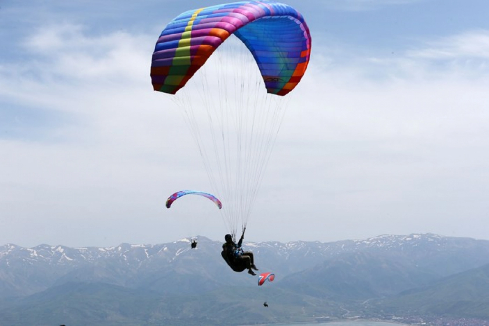 Bitlis'teki Nemrut Dağı, yamaç paraşütü tutkunlarının gözdesi oldu