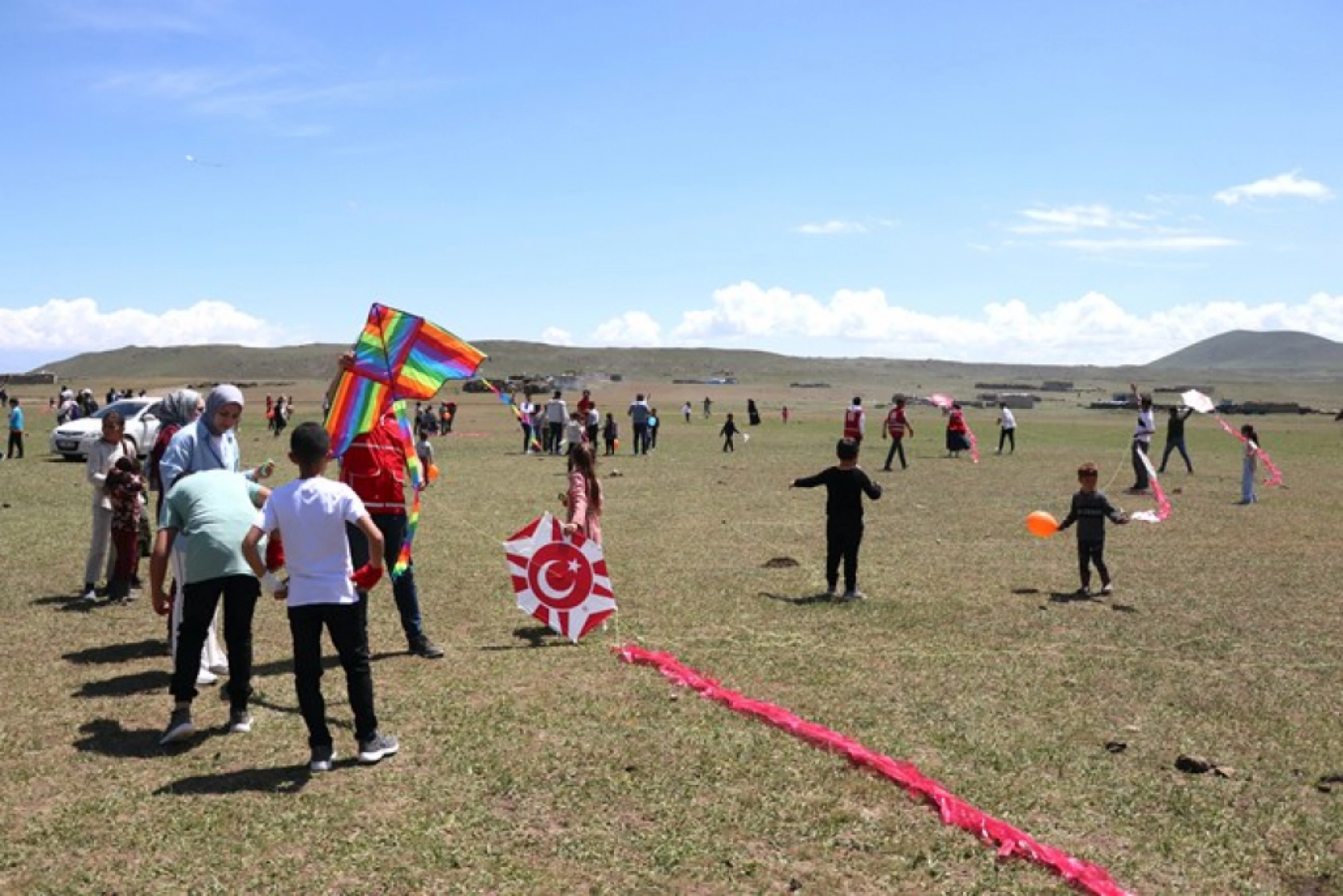 Türk Kızılay, bayram öncesi göçerlere yaylada şenlik düzenledi