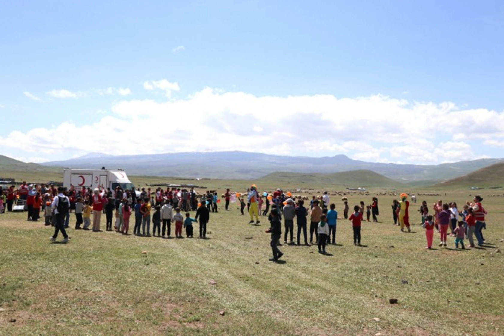 Türk Kızılay, bayram öncesi göçerlere yaylada şenlik düzenledi