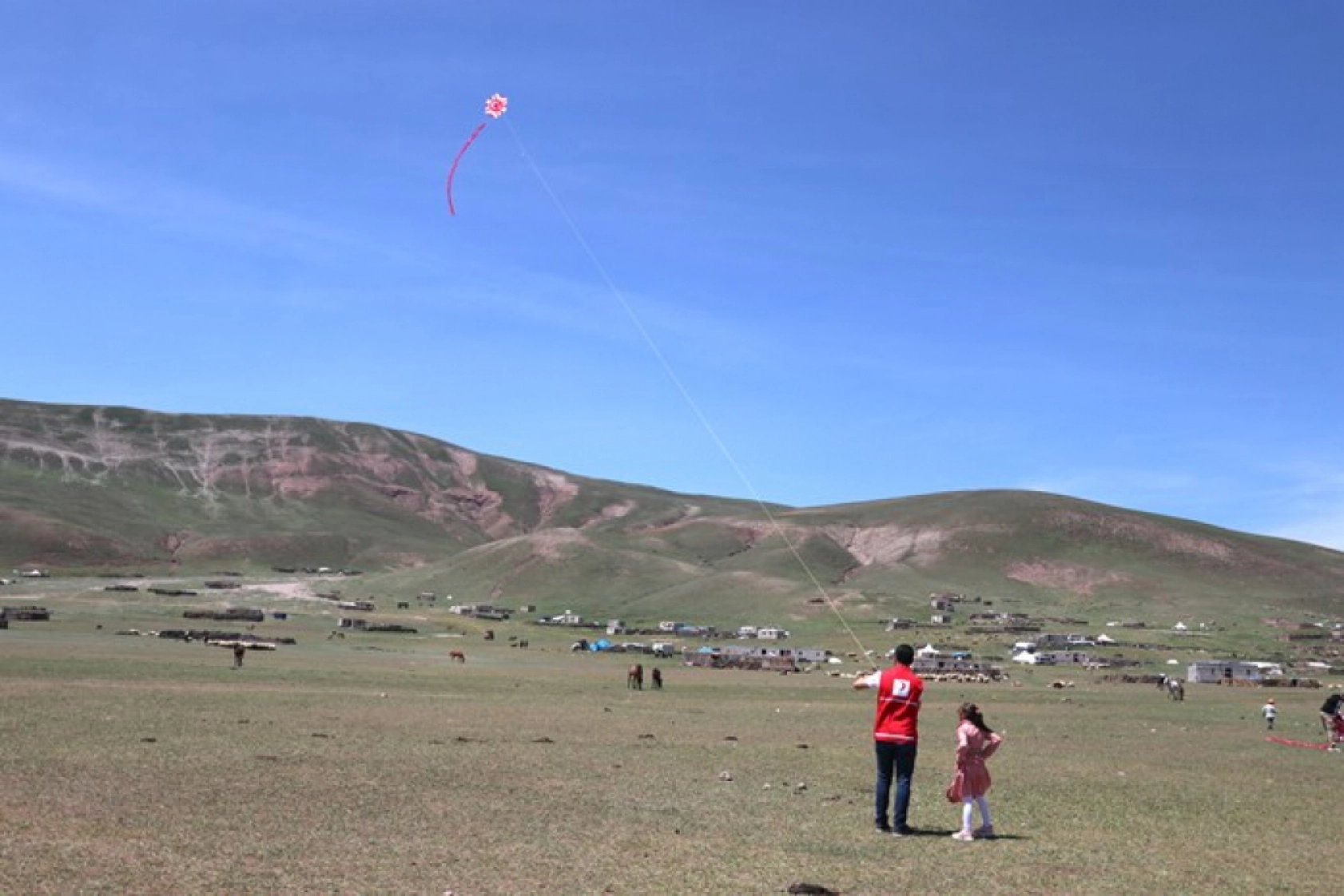 Türk Kızılay, bayram öncesi göçerlere yaylada şenlik düzenledi