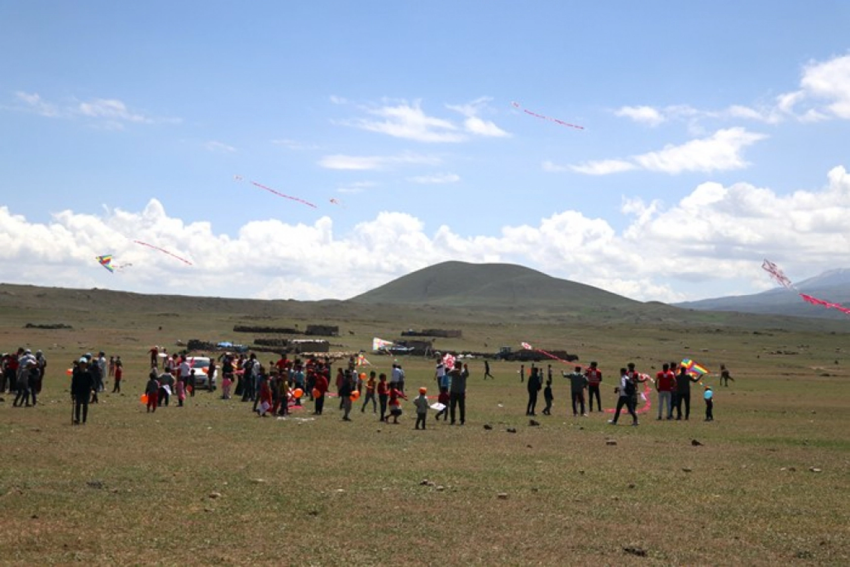 Türk Kızılay, bayram öncesi göçerlere yaylada şenlik düzenledi
