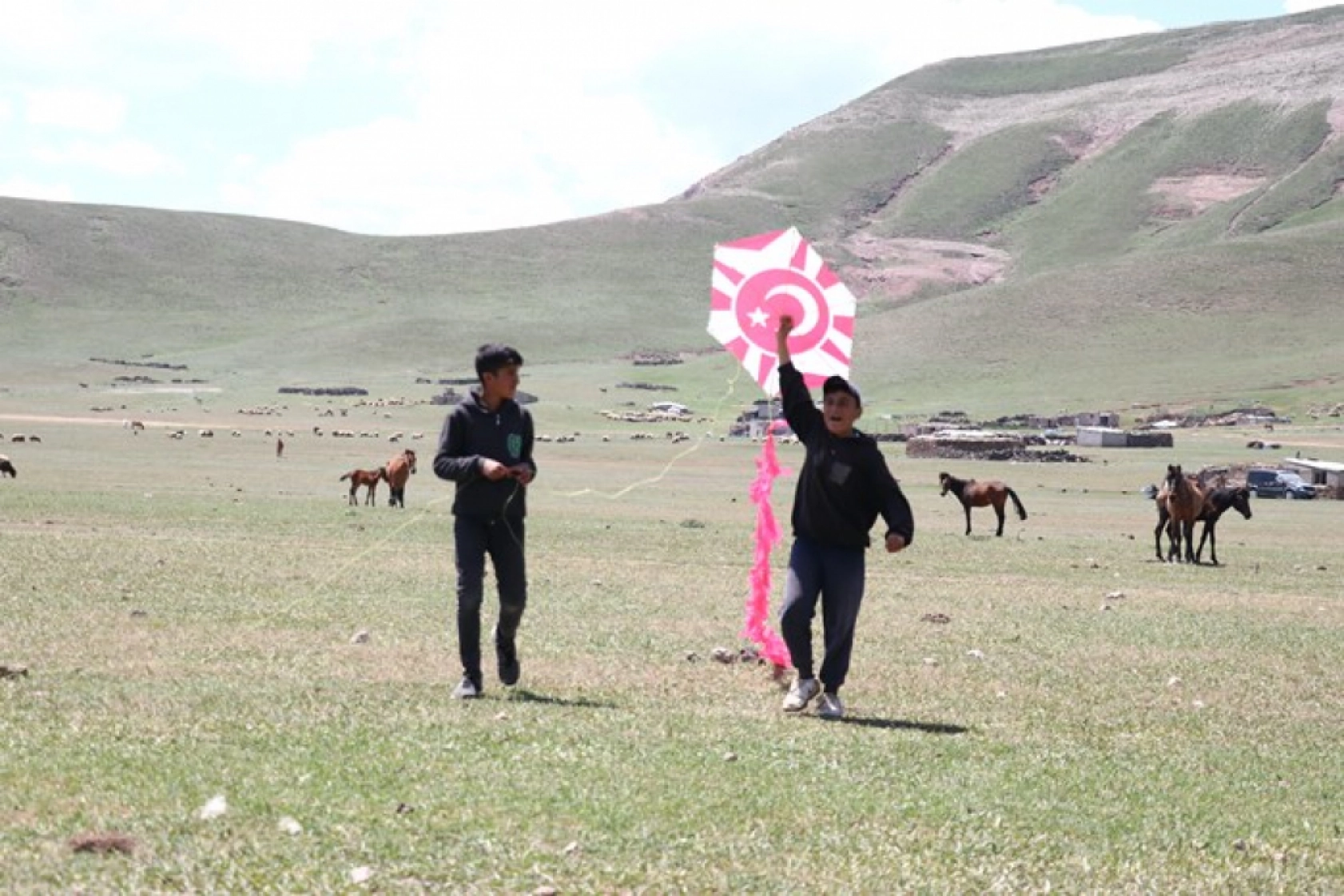 Türk Kızılay, bayram öncesi göçerlere yaylada şenlik düzenledi
