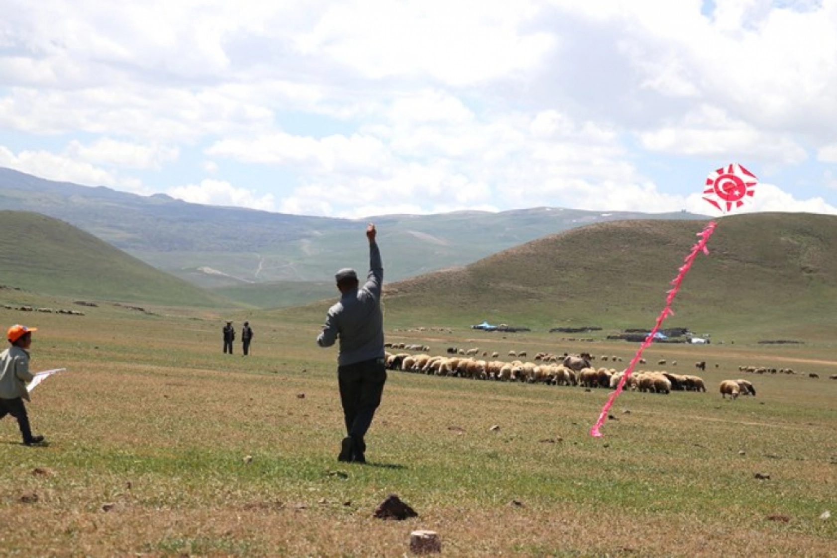 Türk Kızılay, bayram öncesi göçerlere yaylada şenlik düzenledi