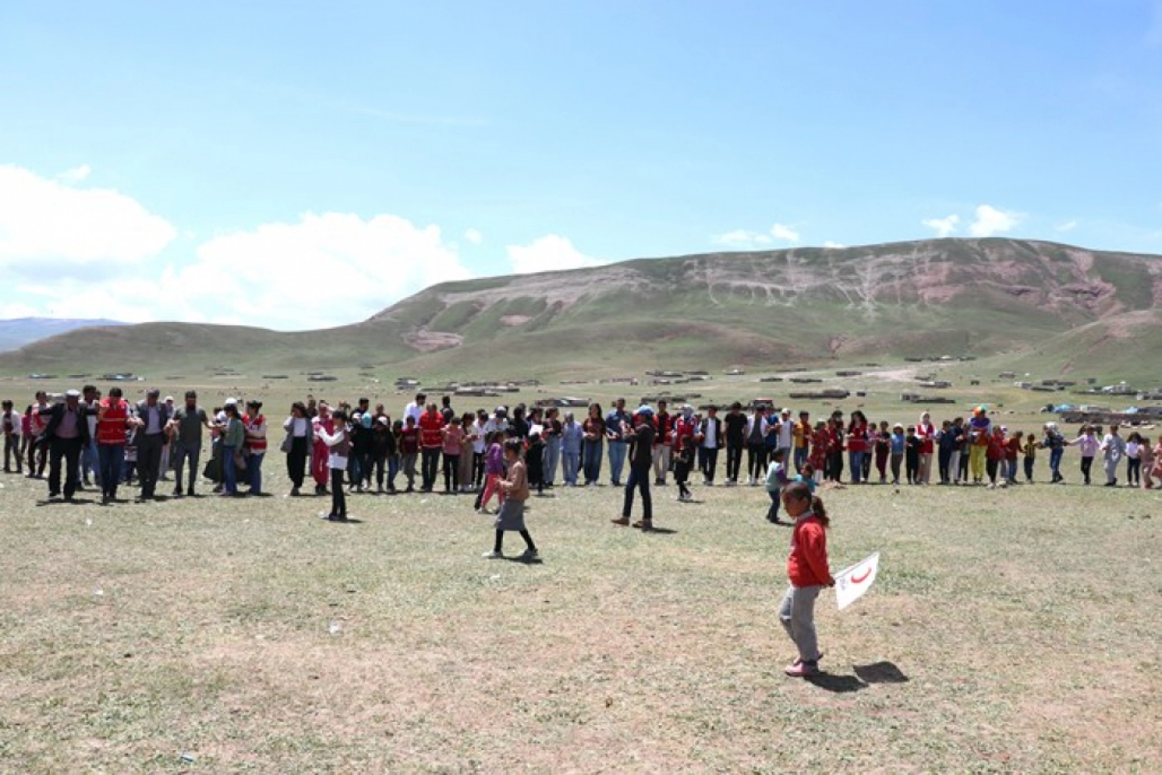 Türk Kızılay, bayram öncesi göçerlere yaylada şenlik düzenledi