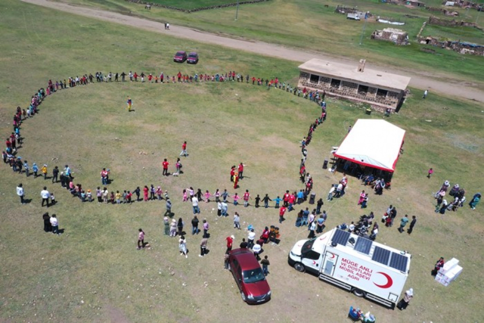 Türk Kızılay, bayram öncesi göçerlere yaylada şenlik düzenledi