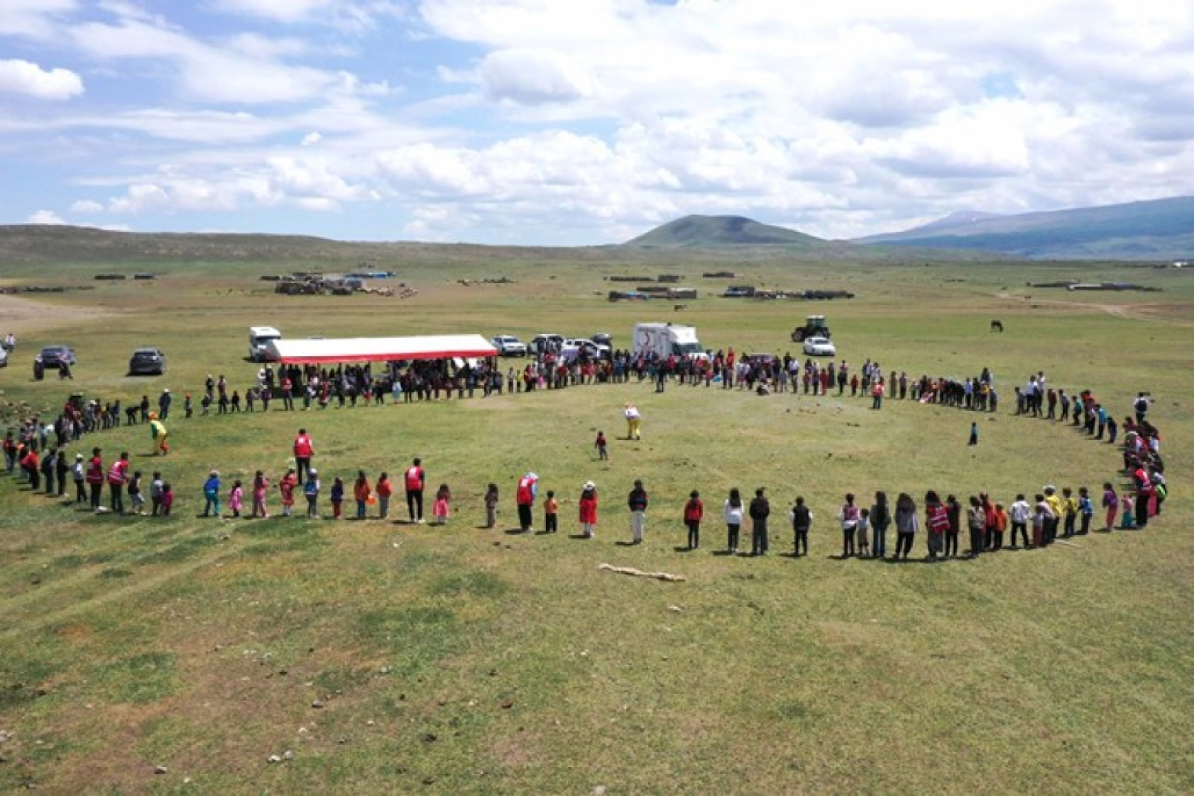 Türk Kızılay, bayram öncesi göçerlere yaylada şenlik düzenledi