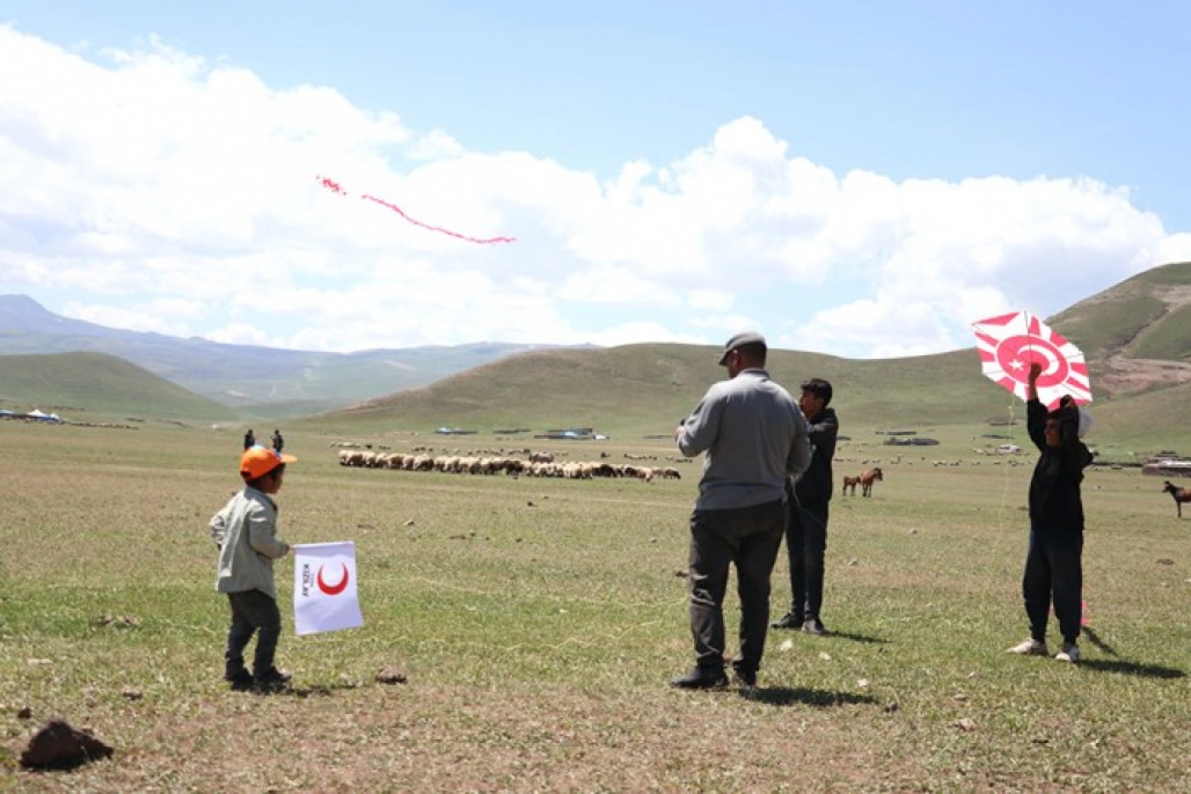 Türk Kızılay, bayram öncesi göçerlere yaylada şenlik düzenledi