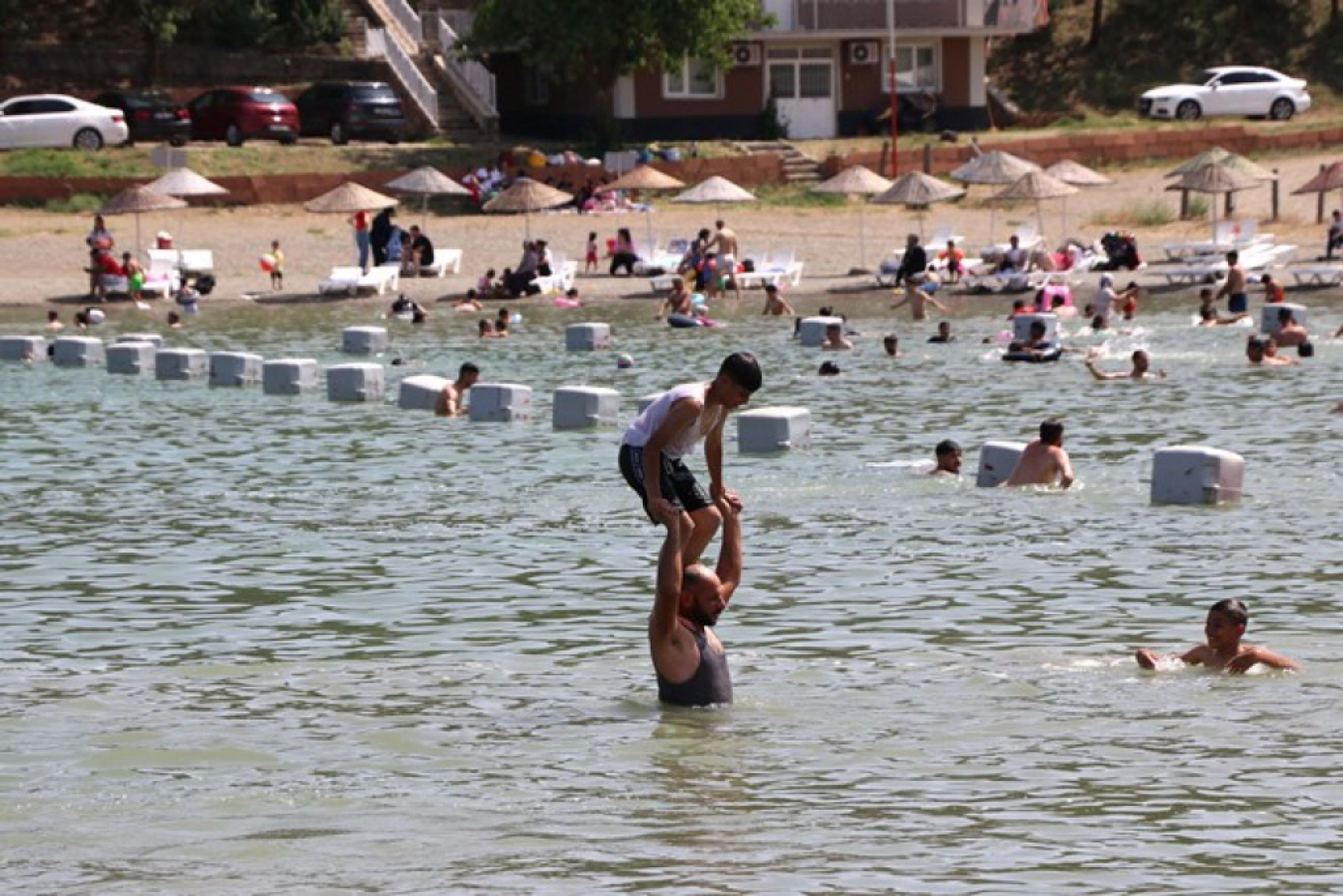 Hazar Gölü sahillerini canlandırdı