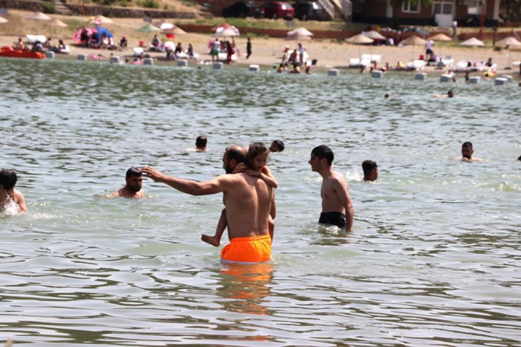 Hazar Gölü sahillerini canlandırdı