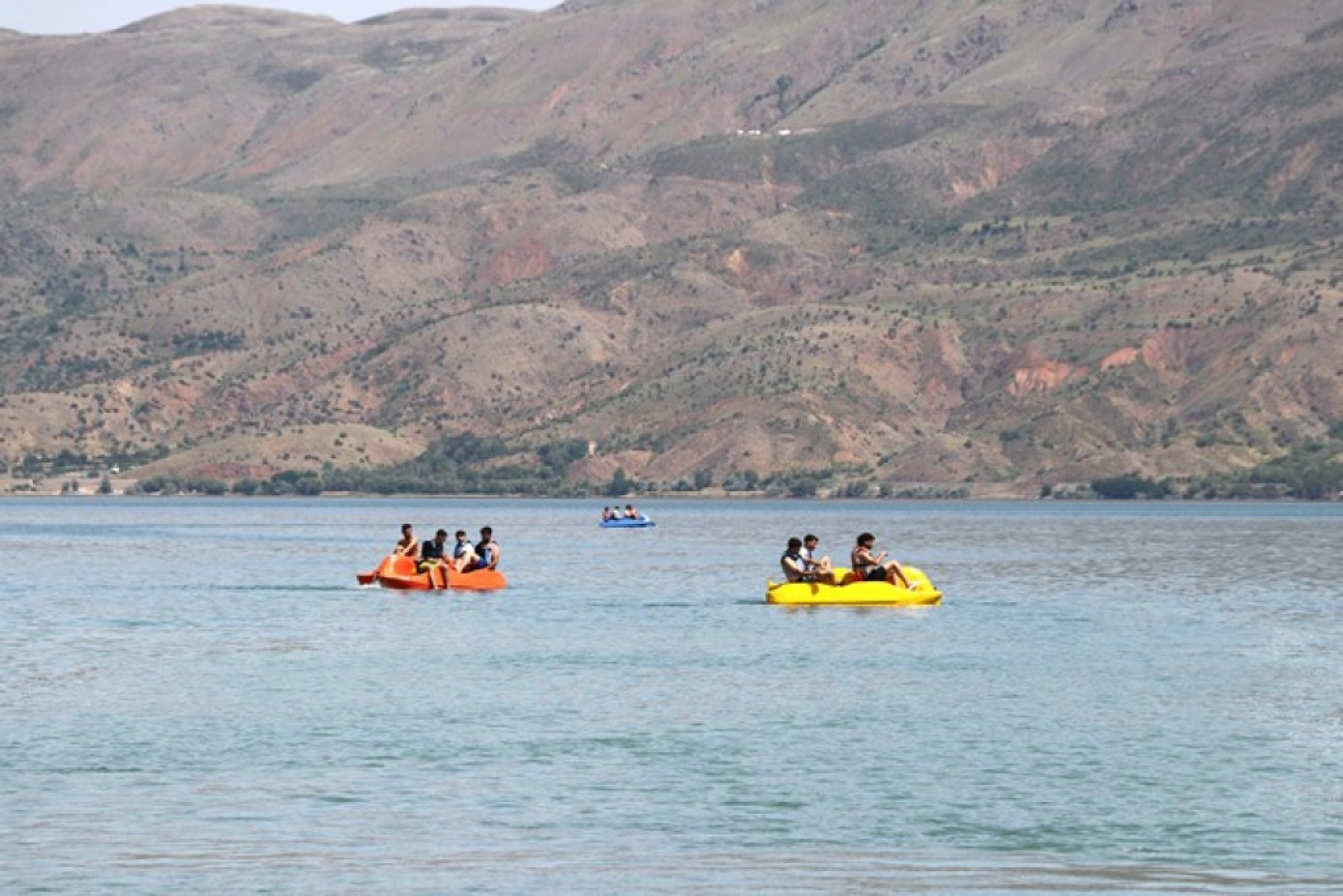 Hazar Gölü sahillerini canlandırdı