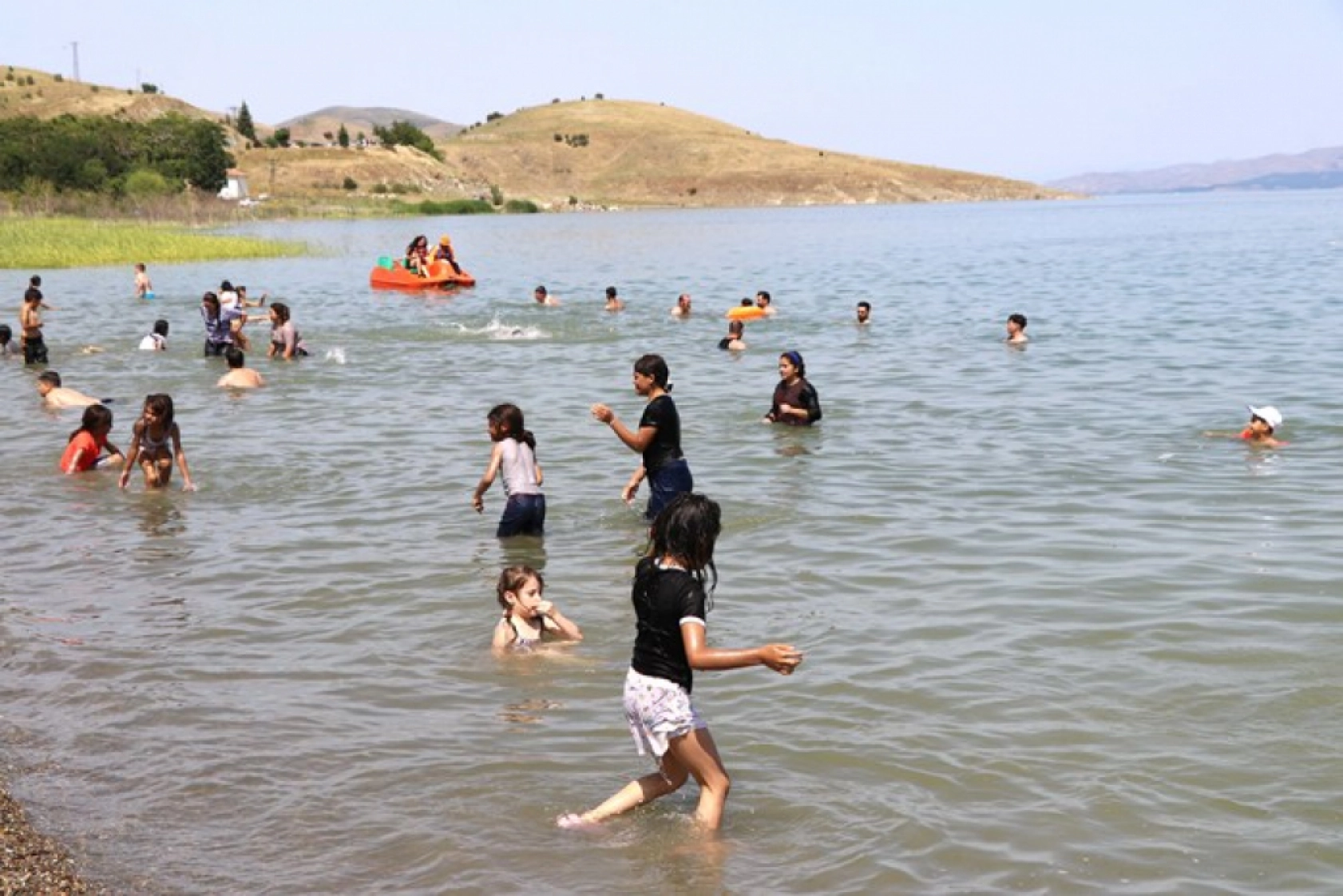 Hazar Gölü sahillerini canlandırdı