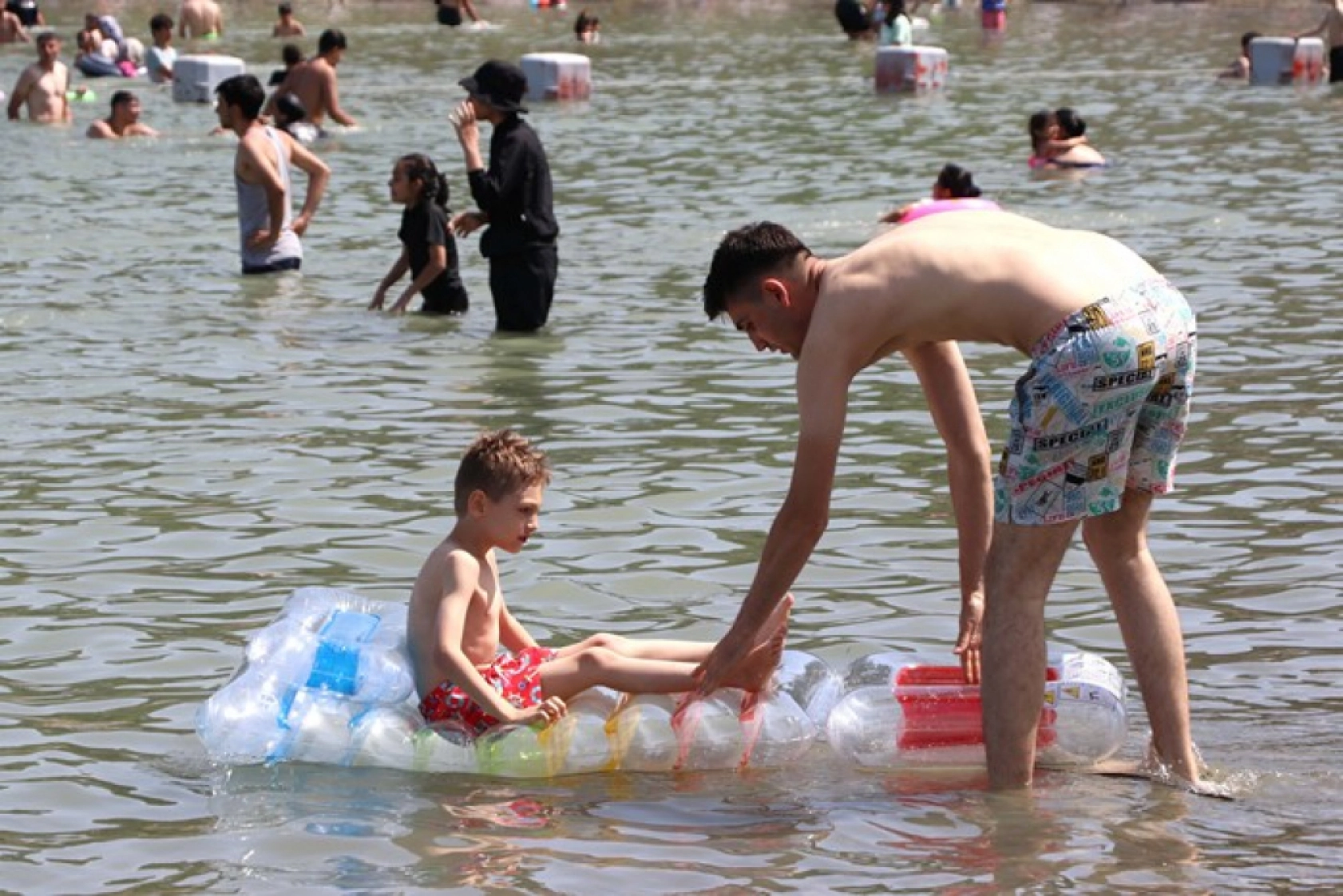 Hazar Gölü sahillerini canlandırdı