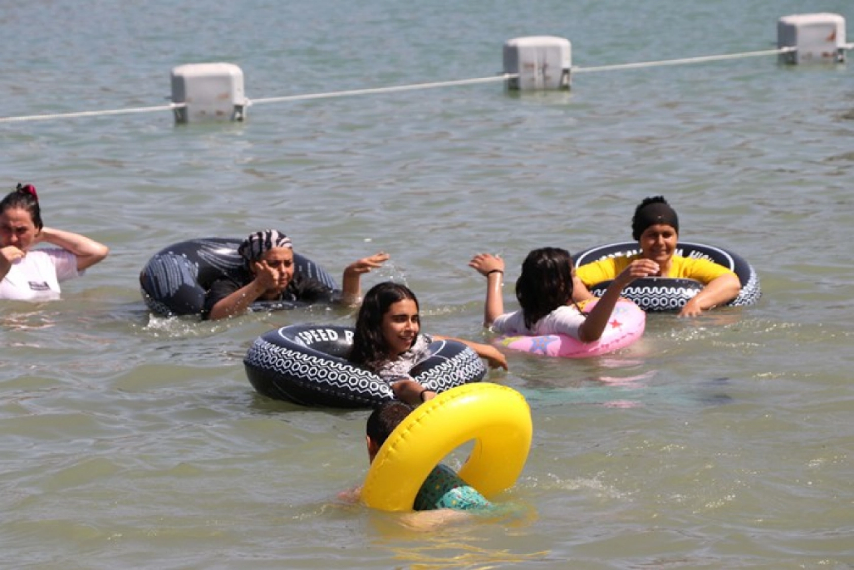 Hazar Gölü sahillerini canlandırdı