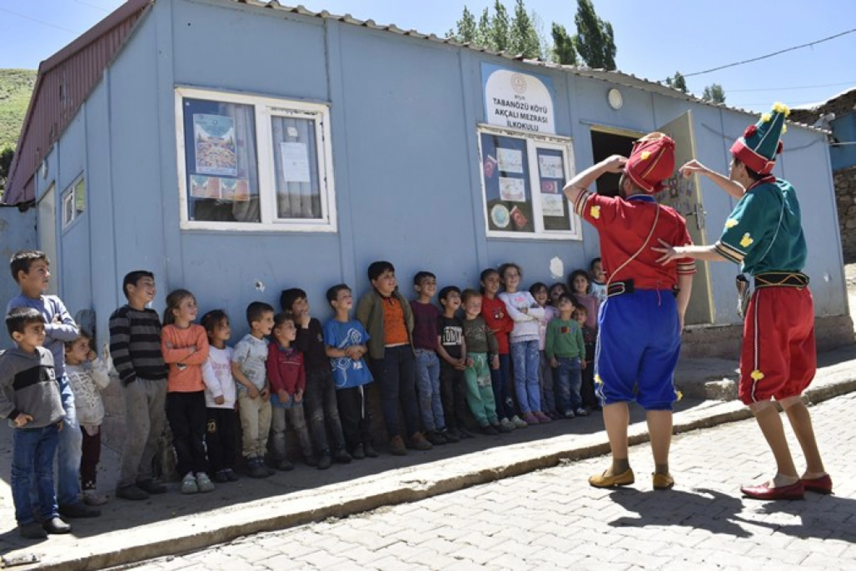 Bitlis'in 49 köyünde 1352 öğrenci tiyatroyla buluştu