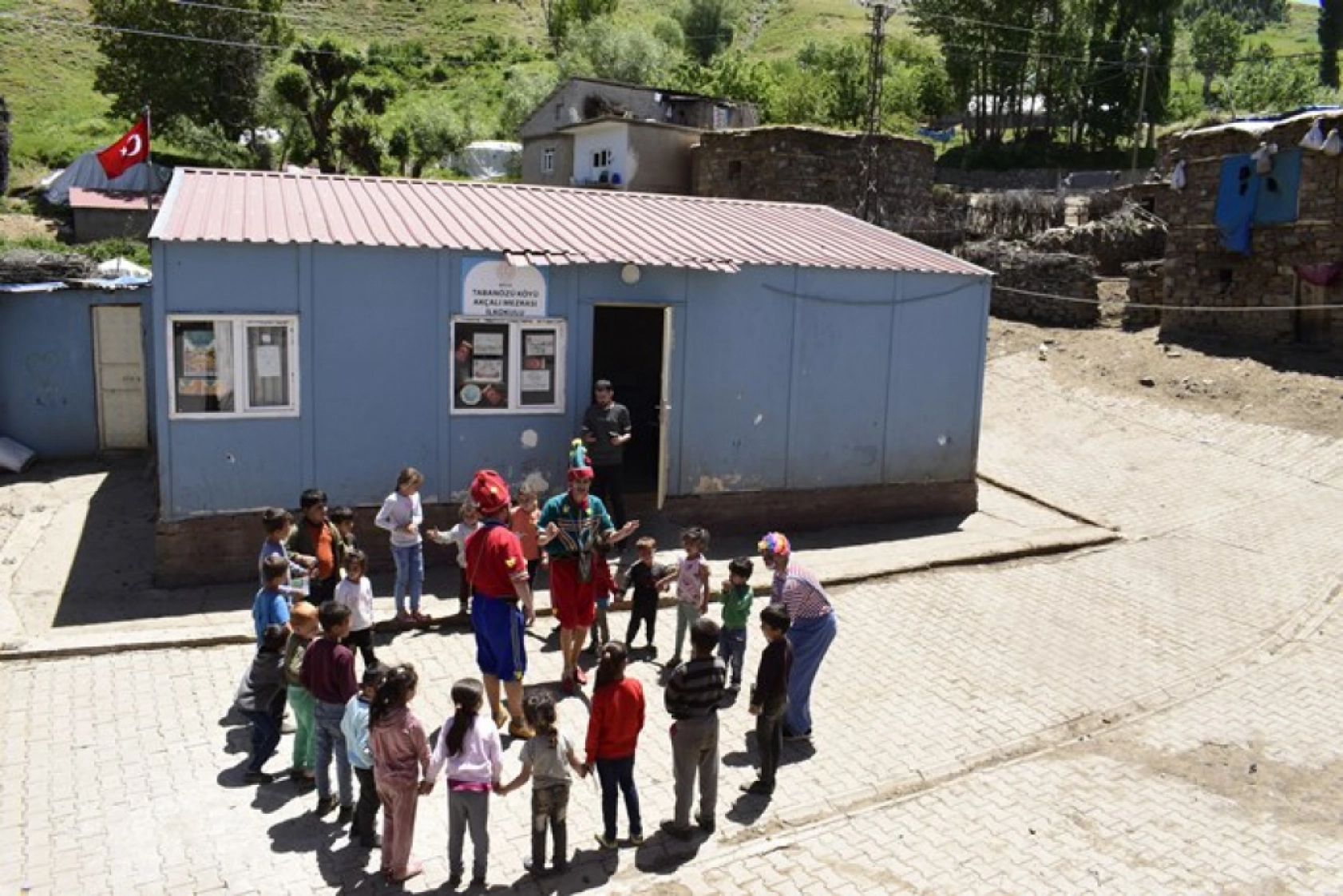 Bitlis'in 49 köyünde 1352 öğrenci tiyatroyla buluştu