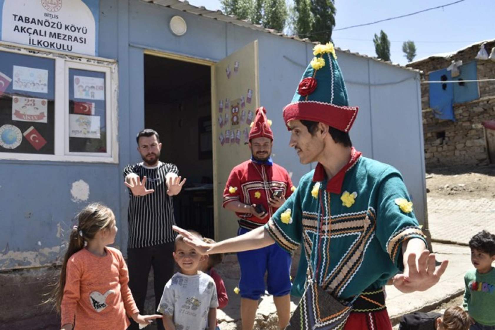 Bitlis'in 49 köyünde 1352 öğrenci tiyatroyla buluştu