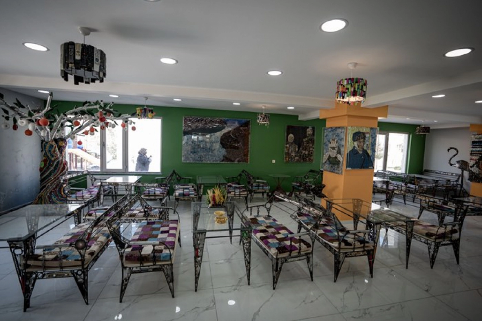 Çöp Değil Kaynak: Erzurum'da Atık Malzemelerle Sıfır Atık Kafe Açıldı