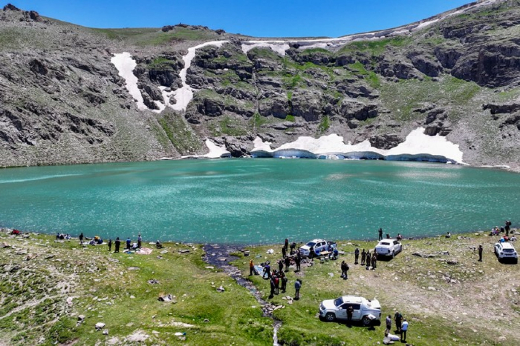 Van'ın Zirvesinde Görsel Şölen: Buzul Gölü Ziyaretçi Akınına Uğruyor