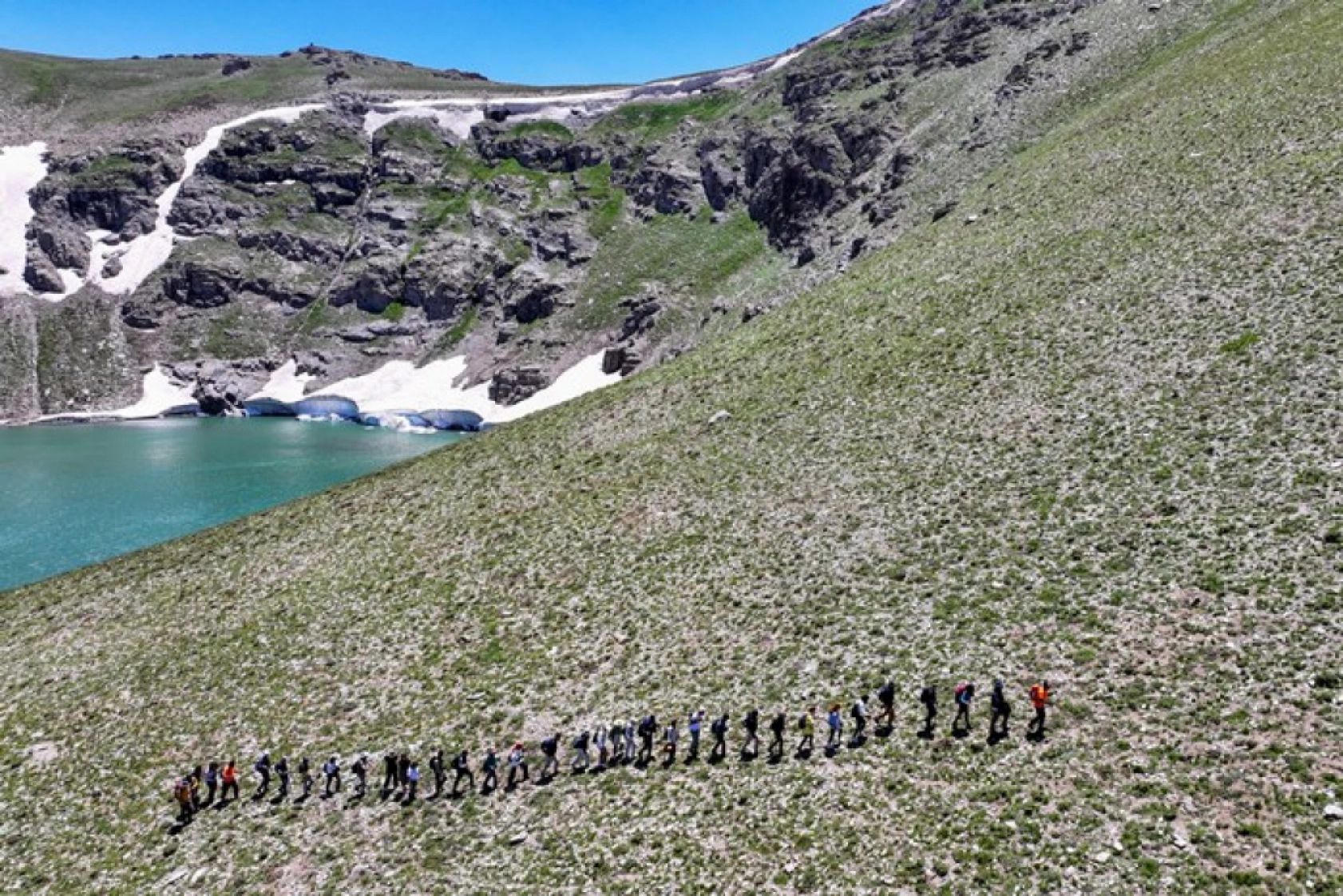 Van'ın Zirvesinde Görsel Şölen: Buzul Gölü Ziyaretçi Akınına Uğruyor