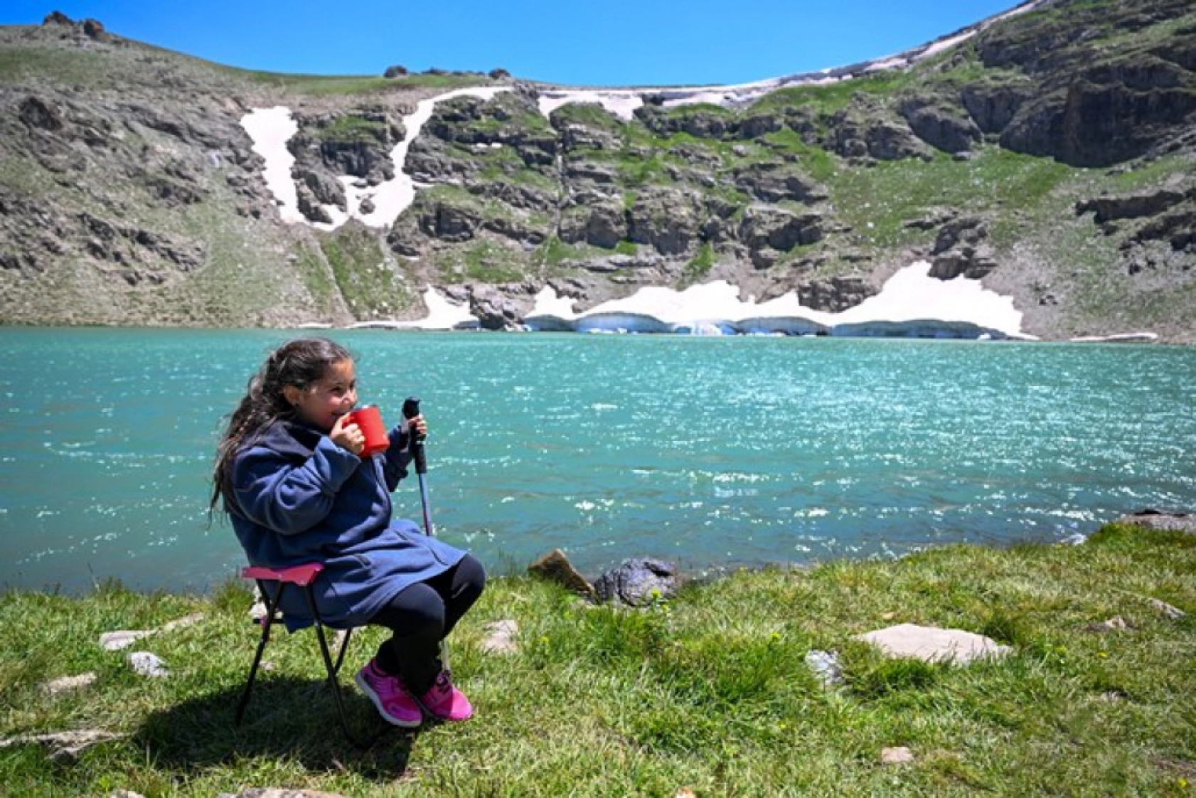 Van'ın Zirvesinde Görsel Şölen: Buzul Gölü Ziyaretçi Akınına Uğruyor