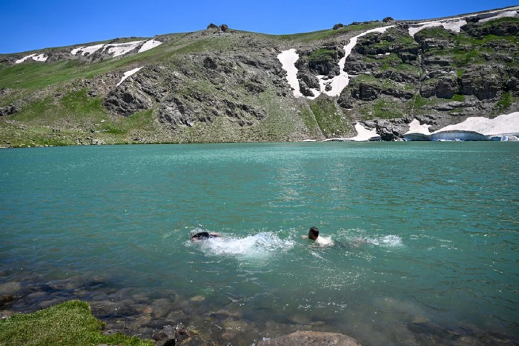 Van'ın Zirvesinde Görsel Şölen: Buzul Gölü Ziyaretçi Akınına Uğruyor