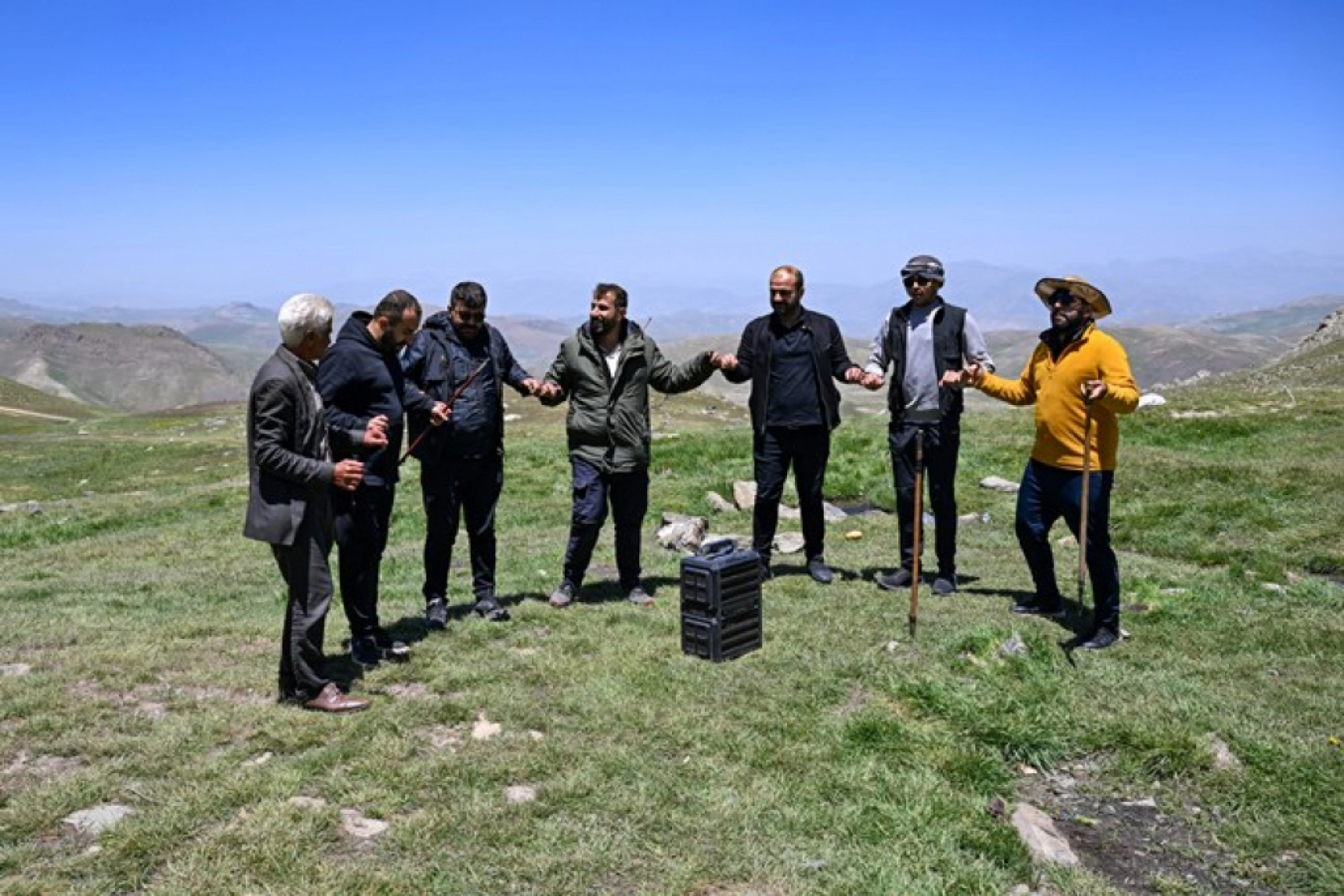 Van'ın Zirvesinde Görsel Şölen: Buzul Gölü Ziyaretçi Akınına Uğruyor