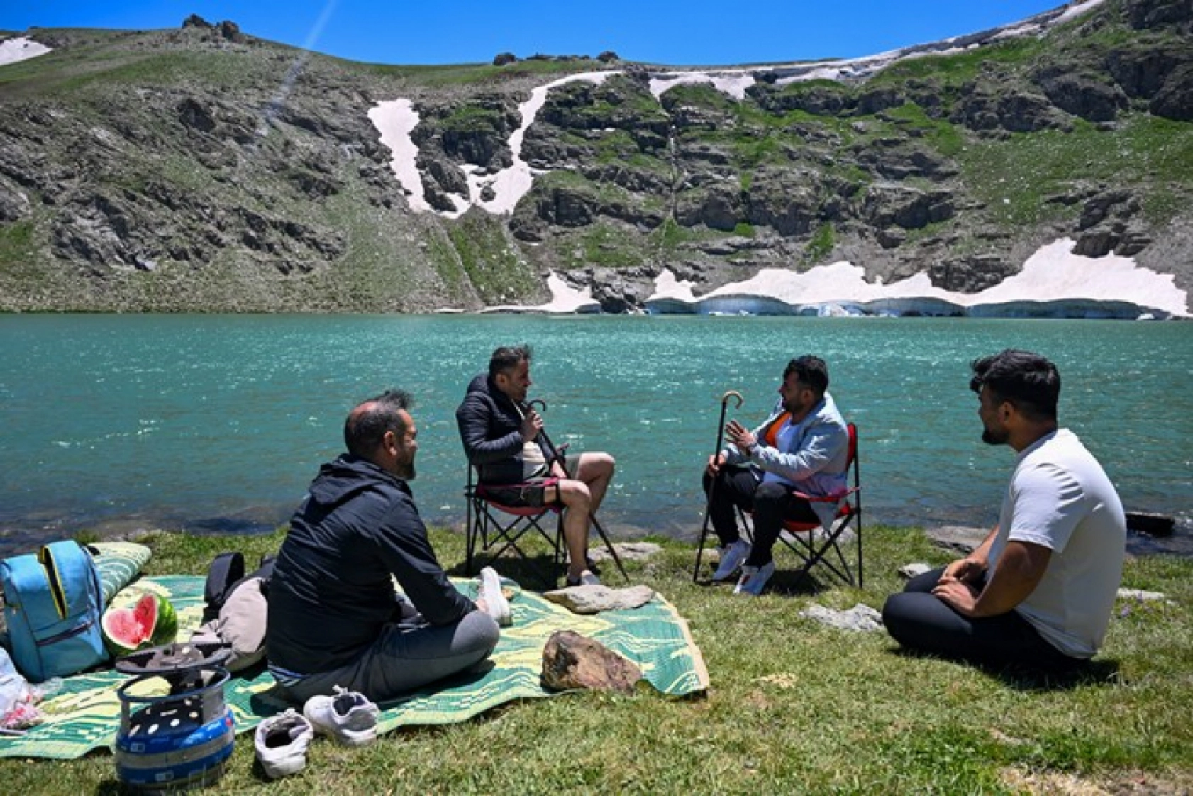 Van'ın Zirvesinde Görsel Şölen: Buzul Gölü Ziyaretçi Akınına Uğruyor