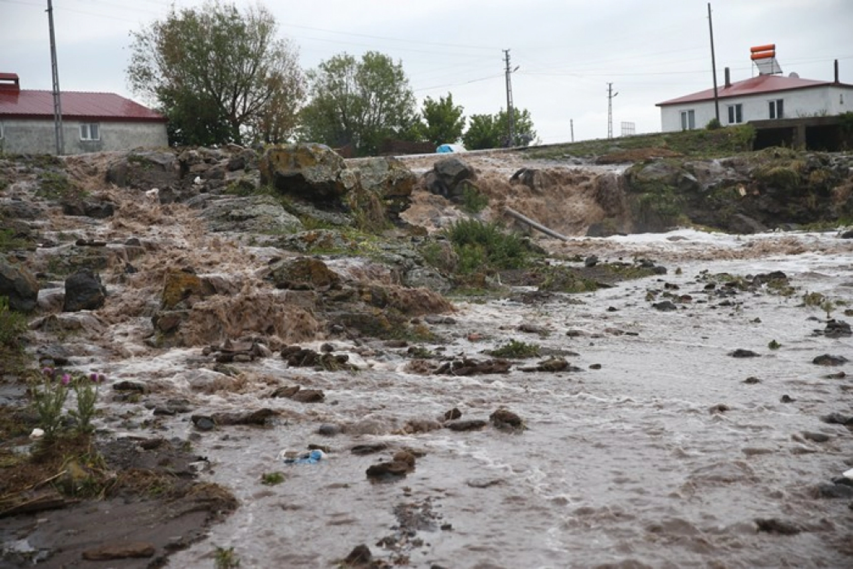 Kars'ta Şiddetli Sağanak Sele Dönüştü: Evler Su Altında