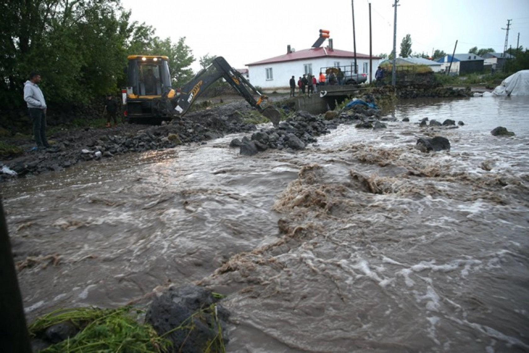 Kars'ta Şiddetli Sağanak Sele Dönüştü: Evler Su Altında
